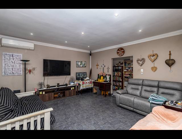 3 BEDROOM HOUSE FOR SALE IN CHURCHILL ESTATE